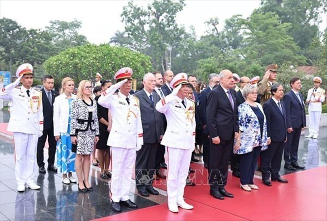 Tổng thống Hungary Sulyok Tamás và Phu nhân tưởng niệm các Anh hùng liệt sĩ. Ảnh: Minh Đức – TTXVN