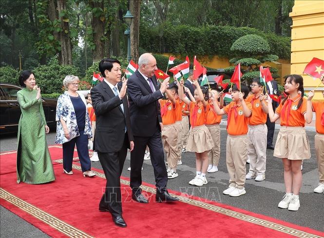 Chủ tịch nước Lương Cường và Phu nhân cùng Tổng thống Hungary Sulyok Tamas và Phu nhân với thiếu nhi Thủ đô Hà Nội. Ảnh: Lâm Khánh – TTXVN