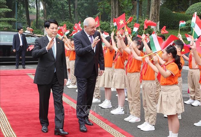 Chủ tịch nước Lương Cường và Tổng thống Hungary Sulyok Tamas với thiếu nhi Thủ đô Hà Nội. Ảnh: Lâm Khánh – TTXVN