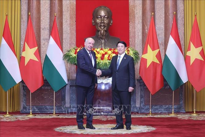Chủ tịch nước Lương Cường và Tổng thống Hungary Sulyok Tamas chụp ảnh chung. Ảnh: Lâm Khánh – TTXVN