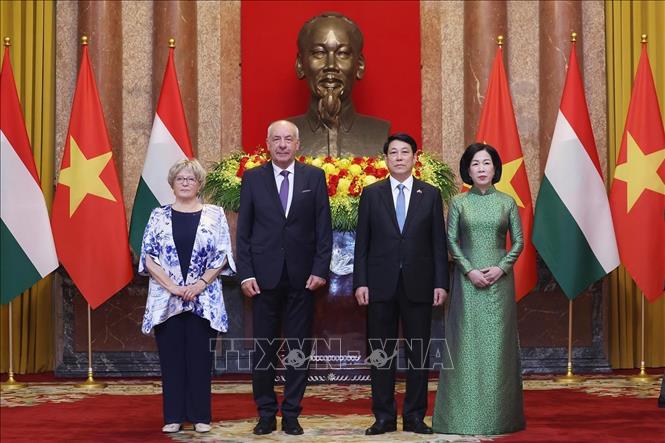 Chủ tịch nước Lương Cường và Phu nhân cùng Tổng thống Hungary Sulyok Tamas và Phu nhân chụp ảnh chung. Ảnh: Lâm Khánh – TTXVN