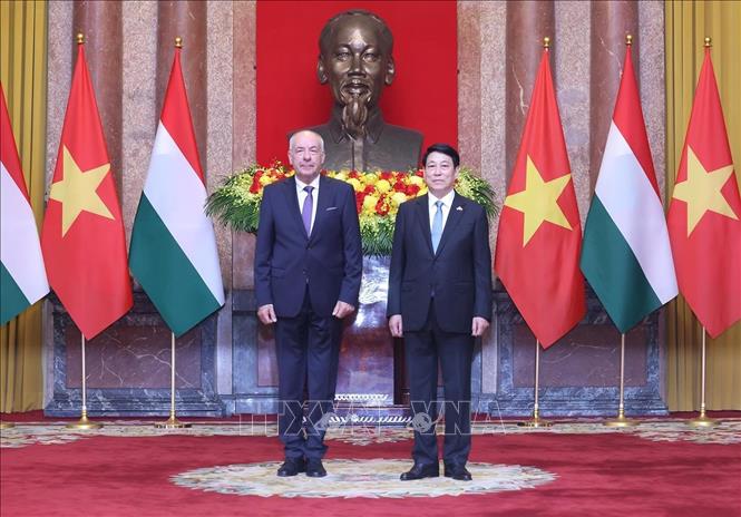 Chủ tịch nước Lương Cường và Tổng thống Hungary Sulyok Tamas chụp ảnh chung. Ảnh: Lâm Khánh – TTXVN
