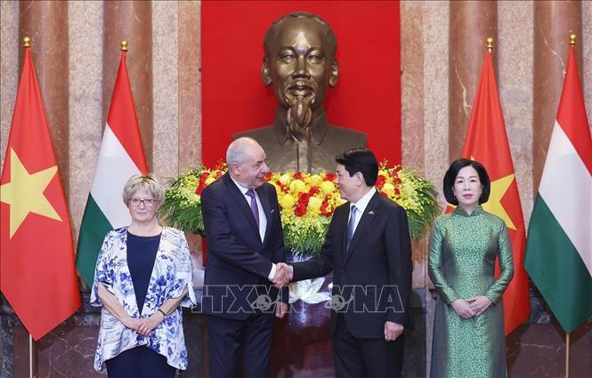 Chủ tịch nước Lương Cường và Phu nhân cùng Tổng thống Hungary Sulyok Tamas và Phu nhân chụp ảnh chung. Ảnh: Lâm Khánh – TTXVN