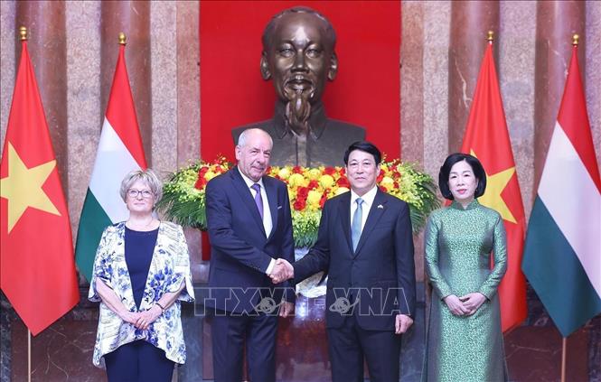 Chủ tịch nước Lương Cường và Phu nhân cùng Tổng thống Hungary Sulyok Tamas và Phu nhân chụp ảnh chung. Ảnh: Lâm Khánh – TTXVN