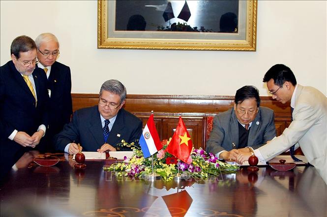 Bộ trưởng Ngoại giao Phạm Gia Khiêm và Bộ trưởng Ngoại giao Paraguay Hector Lacognata ký biên bản ghi nhớ hợp tác giữa hai Bộ (Hà Nội, 9/3/2011). Ảnh: Thái Bình - TTXVN
