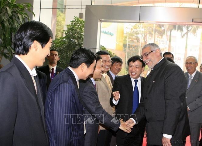 Tổng thống Paraguay Fernando Lugo Mendez thăm Tập đoàn Viên thông Quân đội Viettel (Hà Nội, 9/3/2011). Ảnh: Thống Nhất - TTXVN