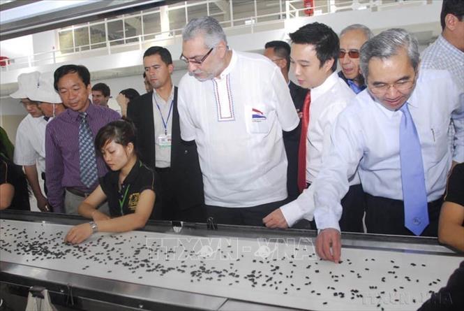 Tổng thống Paraguay Fernando Lugo Mendez thăm Khu Nông nghiệp công nghệ cao ở xã Phạm Văn Cội, huyện Củ Chi (TP. Hồ Chí Minh, 11/3/2011). Ảnh: Hoàng Hải-TTXVN