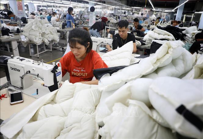 Việt Nam xuất khẩu sang Paraguay các sản phẩm điện thoại và điện thoại di động, giày dép, dệt may, lốp ôtô, đồ điện tử. Trong ảnh: Sản xuất hàng may mặc chất lượng cao tại Tổng Công ty may Bắc Giang LLG. Ảnh: Danh Lam-TTXVN
