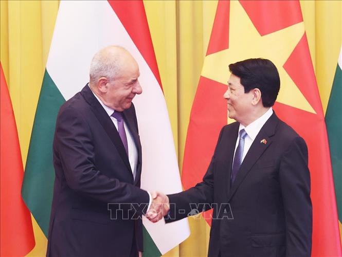 Chủ tịch nước Lương Cường và Tổng thống Hungary Sulyok Tamas chụp ảnh chung trước hội đàm. Ảnh: Lâm Khánh – TTXVN