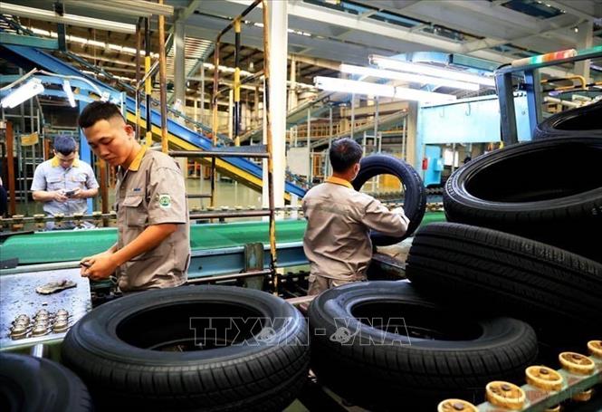 Việt Nam xuất khẩu sang Paraguay các sản phẩm giày dép, dệt may, lốp ôtô, đồ điện tử. Trong ảnh: Sản xuất ốp ô tô của Công ty TNHH Sailun Việt Nam. Ảnh: Hồng Đạt - TTXVN