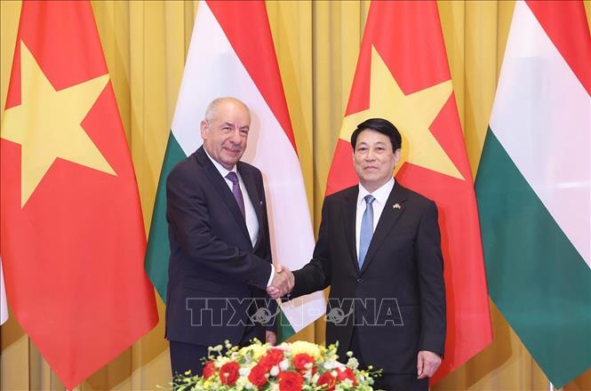 Chủ tịch nước Lương Cường và Tổng thống Hungary Sulyok Tamas chụp ảnh chung trước hội đàm. Ảnh: Lâm Khánh – TTXVN