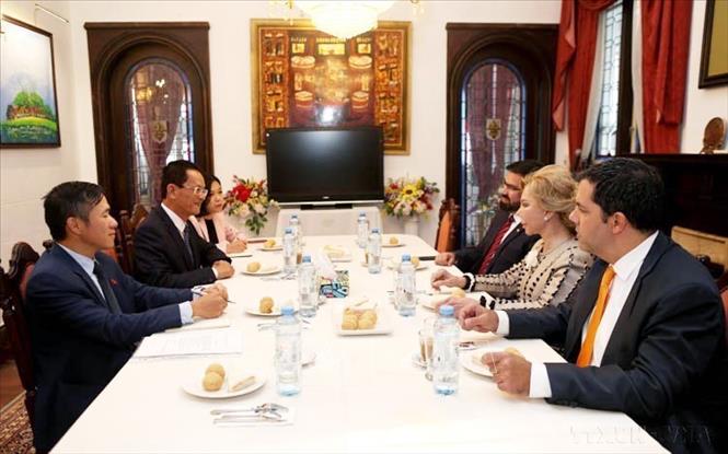Đại sứ Việt Nam tại Argentina kiêm nhiệm tại Paraguay Dương Quốc Thanh làm việc với Bộ trưởng Văn hóa Paraguay Rubén Dario Capdevila và Lãnh sự danh dự Việt Nam tại Paraguay Maria del Carmen Falabella, nhằm thúc đẩy mối quan hệ hữu nghị, hợp tác và giao lưu văn hóa giữa hai nước (2022). Ảnh: Hoài Nam-TTXVN