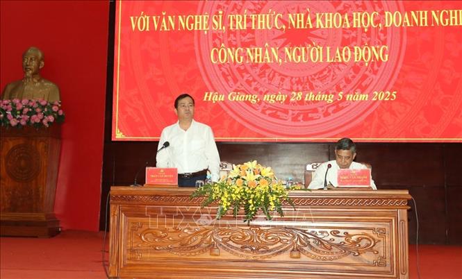 Chủ trì buổi đối thoại. Ảnh: Duy Khương - TTXVN