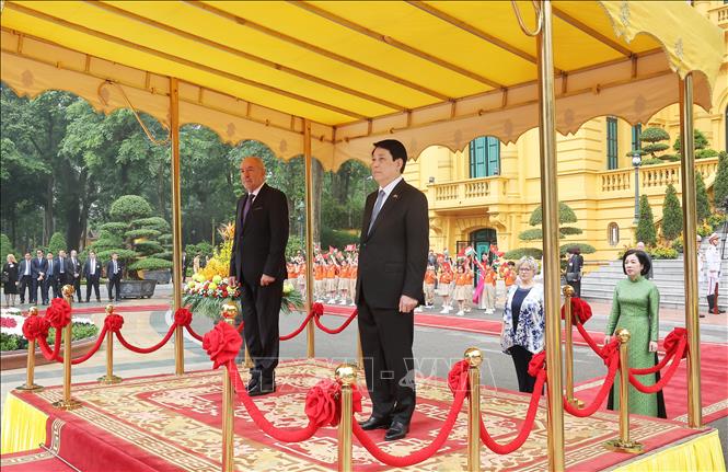 Chủ tịch nước Lương Cường và Tổng thống Hungary Sulyok Tamas trên bục danh dự. Ảnh: Lâm Khánh – TTXVN