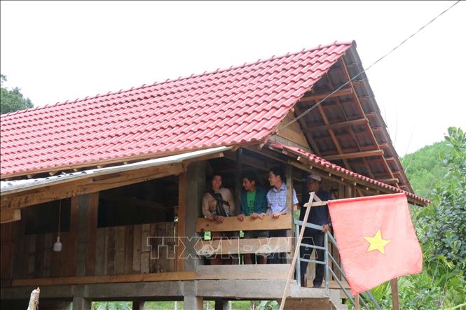 Niềm vui của người dân huyện Ba Tơ (Quảng Ngãi) khi được nhận nhà mới từ Chương trình xóa nhà tạm. Ảnh: Phạm Cường - TTXVN