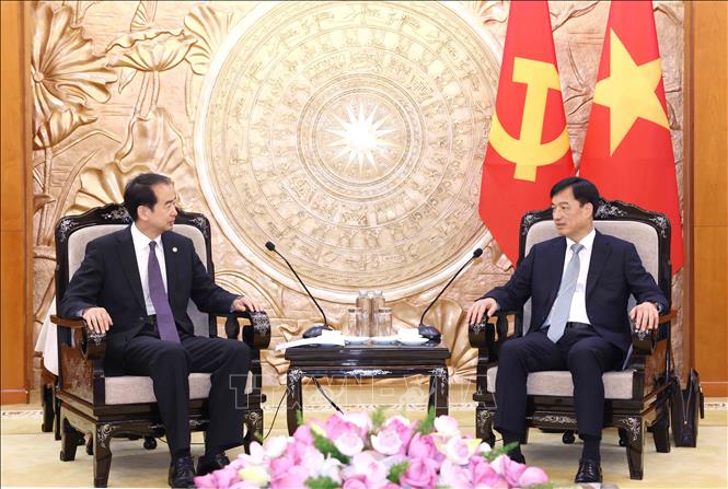 Chủ nhiệm Uỷ ban Kiểm tra Trung ương Nguyễn Duy Ngọc tiếp Đại sứ Trung Quốc tại Việt Nam Hà Vĩ. Ảnh: Phương Hoa - TTXVN