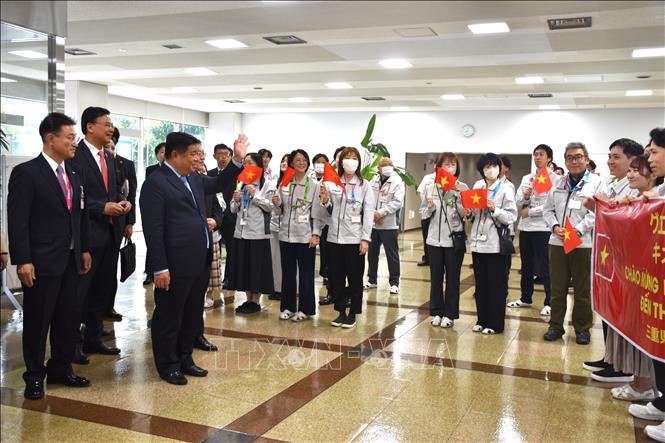 Lao động Việt Nam chào đón Phó Thủ tướng Nguyễn Chí Dũng và đoàn công tác đến thăm nhà máy Yokkaichi của Tập đoàn Kioxia tại tỉnh Mie. Ảnh: Nguyễn Tuyến – Pv TTXVN tại Nhật Bản