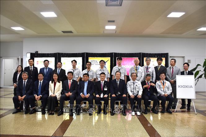 Phó Thủ tướng Chính phủ Nguyễn Chí Dũng và đoàn công tác chụp ảnh cùng lãnh đạo Công ty Kioxia và người lao động Việt Nam tại nhà máy. Ảnh: Xuân Giao – Pv TTXVN tại Nhật Bản