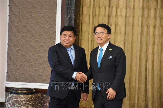 Phó Thủ tướng Chính phủ Nguyễn Chí Dũng tiếp Thống đốc tỉnh Aichi Omura Hideaki. Ảnh: Nguyễn Tuyến – Pv TTXVN tại Nhật Bản