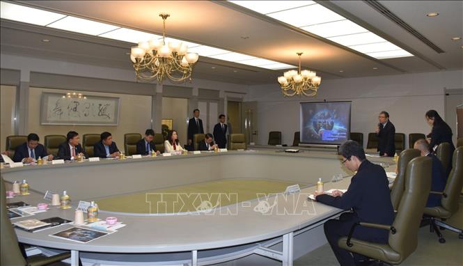 Phó Thủ tướng Chính phủ Nguyễn Chí Dũng cùng đoàn công tác tiếp chuyên gia nghiên cứu y học vũ trụ và nha khoa vũ trụ tại tỉnh Aichi. Ảnh: Xuân Giao – Pv TTXVN tại Nhật Bản