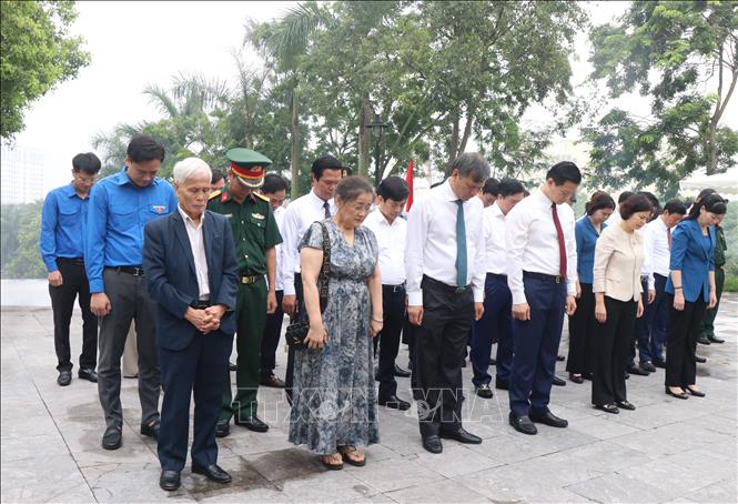 Các đại biểu thành kính tưởng niệm trước tượng đài đồng chí Hoàng Quốc Việt. Ảnh: Thanh Thương- TTXVN