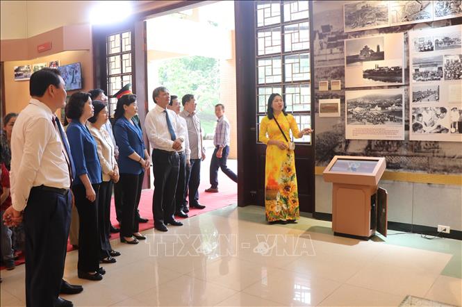 Các đại biểu tham quan nhà trưng bày lưu niệm đồng chí Hoàng Quốc Việt. Ảnh: Thanh Thương- TTXVN