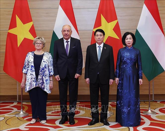 Chủ tịch nước Lương Cường và Phu nhân đón Tổng thống Hungary Sulyok Tamas và Phu nhân dự tiệc chiêu đãi. Ảnh: Lâm Khánh – TTXVN