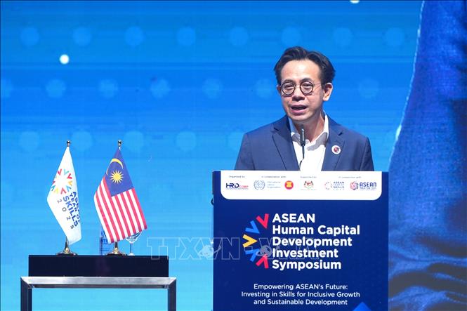 Bộ trưởng Nguồn nhân lực Malaysia Steven Sim Chee Keong phát biểu tại Hội nghị đầu tư phát triển nguồn nhân lực ASEAN ngày 27/5. Ảnh: TTXVN phát.
