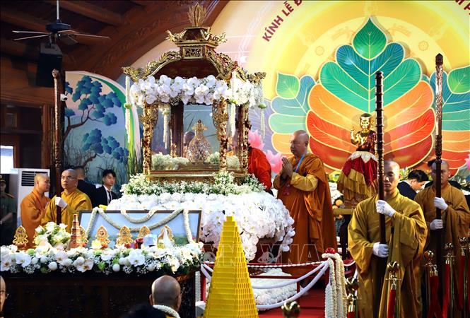 Xá lợi Đức Phật Thích Ca Mâu Ni được rước và tôn trí tại chùa Chuông (Hưng Yên). Ảnh: Đinh Văn Nhiều-TTXVN