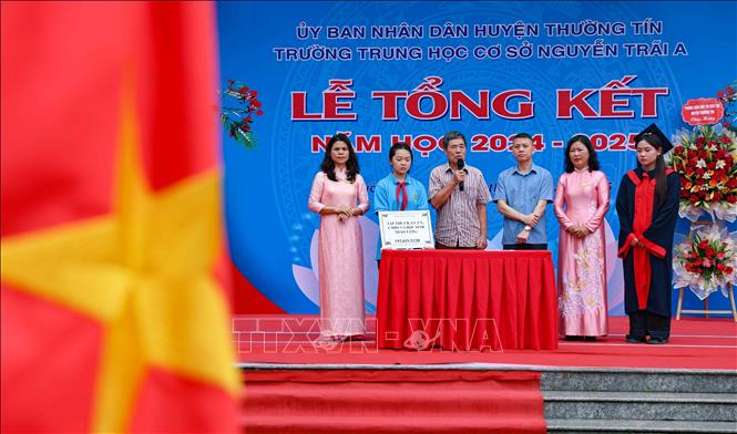 193.019.521 đồng sau 2 ngày quyên góp đã được trao cho gia đình em trong Lễ tổng kết năm học 2024 - 2025 của trường THCS Nguyễn Trãi A vào sáng 28/5/2025. Ảnh: Thanh Tùng - TTXVN 