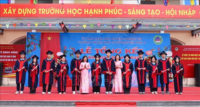 Học sinh lớp 9 nhận giấy chứng nhận tốt nghiệp trong lễ tổng kết. Ảnh: Thanh Tùng - TTXVN