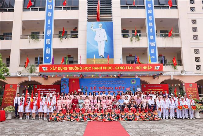 Năm học vừa qua, nhà trường đã vận dụng sáng tạo và hiệu quả các cuộc vận động, phong trào lớn của ngành như “Nhà trường cùng chung tay phát triển - Thầy cô cùng sẻ chia trách nhiệm”, “Xây dựng xã hội học tập và lan tỏa tinh thần học tập suốt đời”, “Đổi mới sáng tạo, nâng cao chất lượng, đoàn kết kỷ cương”... Ảnh: Thanh Tùng - TTXVN