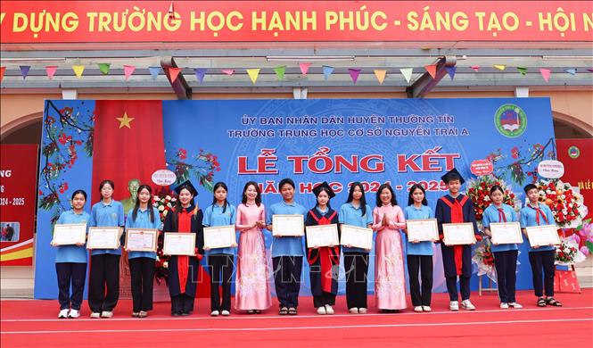 Tuyên dương, khen thưởng học sinh giỏi cấp Thành phố. Ảnh: Thanh Tùng - TTXVN