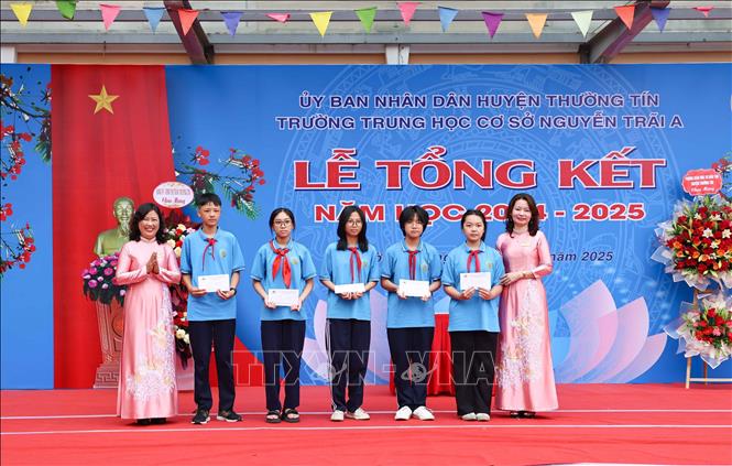 Tuyên dương, khen thưởng học sinh giỏi cấp Thành phố. Ảnh: Thanh Tùng - TTXVN