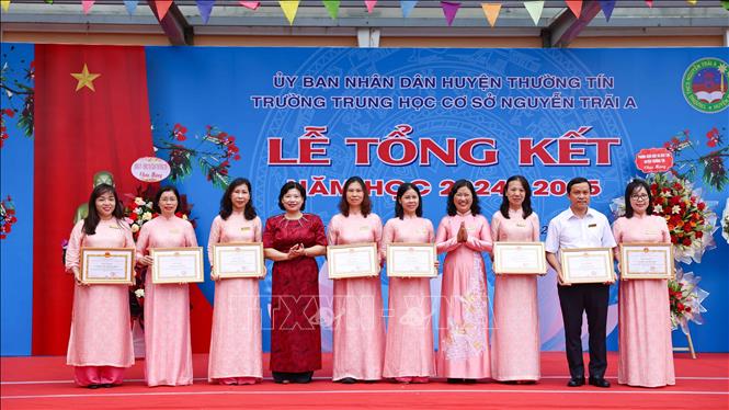 Năm học 2024 - 2025, nhiều giáo viên dạy giỏi của trưởng THCS Nguyễn Trãi A (Thường Tín, Hà Nội) được tuyên dương, khen thưởng. Ảnh: Thanh Tùng - TTXVN 