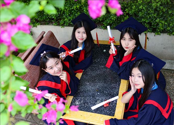 Học sinh lớp 9 trường THCS Nguyễn Trãi A (Thường Tín, Hà Nội) vui tươi, hân hoan trong lễ tổng kết năm học. Ảnh: Thanh Tùng - TTXVN