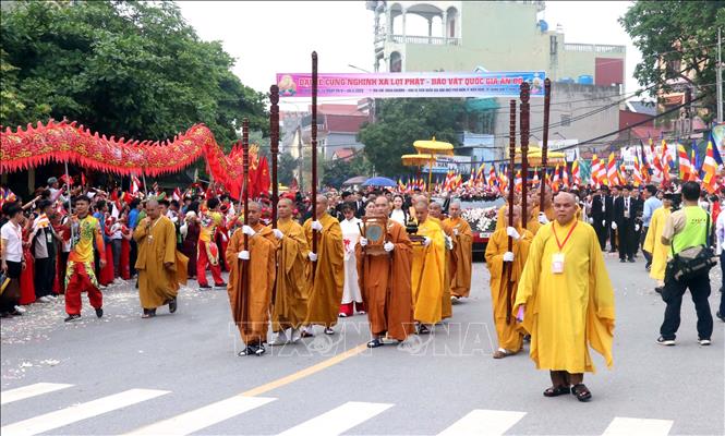 Đoàn rước Xá lợi Đức Phật Thích Ca Mâu Ni về chùa Chuông (Hưng Yên). Ảnh: Đinh Văn Nhiều-TTXVN