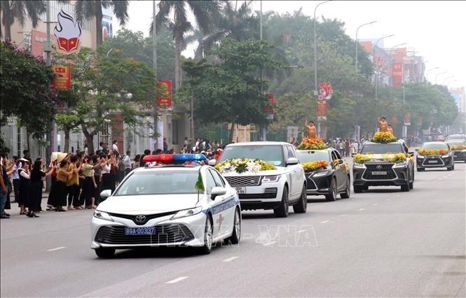 Đoàn rước Xá lợi Đức Phật Thích Ca Mâu Ni về chùa Chuông (Hưng Yên). Ảnh: Đinh Văn Nhiều-TTXVN