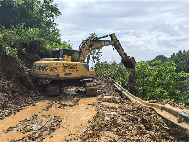 Lực lượng cứu hộ khắc phục hậu quả trận lở đất ở huyện Dafang, tỉnh Quý Châu, ngày 22/5/2025. Ảnh: THX/TTXVN