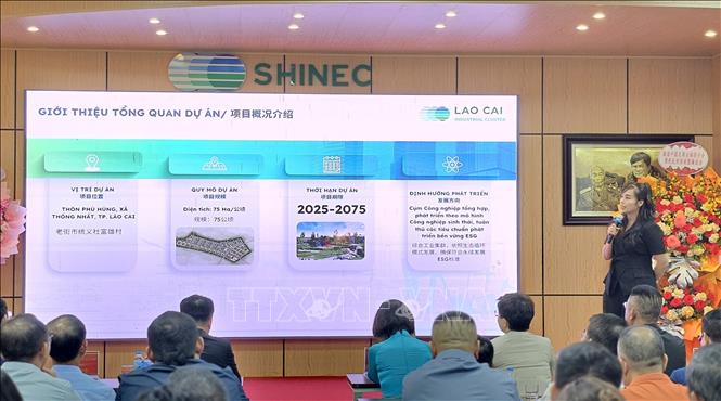 Đại diện Công ty Cổ phần SHINEC giới thiệu cơ hội hợp tác tới các nhà đầu tư Trung Quốc. Ảnh: Minh Thu - TTXVN