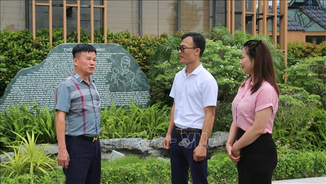 Ông Phạm Hồng Điệp (ngoài cùng, bên trái), Chủ tịch Hội đồng quản trị Công ty Cổ phần SHINEC chia sẻ với người lao động về định hướng phát triển khu công nghiệp sinh thái. Ảnh: Minh Thu - TTXVN