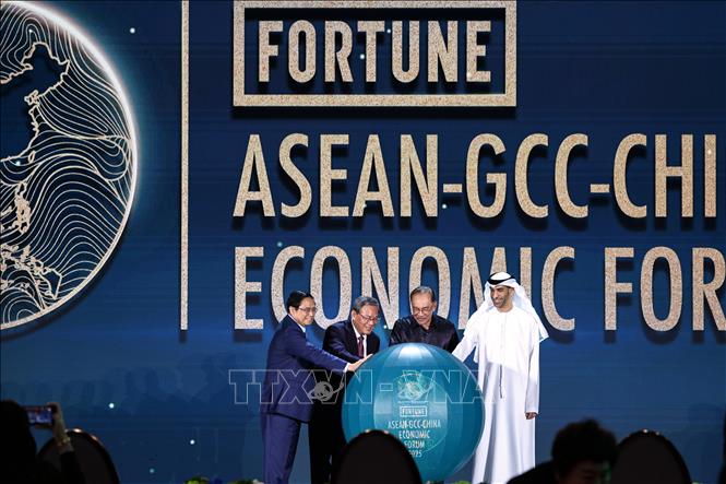 Thủ tướng Datuk Seri Anwar Ibrahim (thứ hai, phải), Thủ tướng Trung Quốc Lý Cường (thứ hai, trái), Thủ tướng Việt Nam Phạm Minh Chính (trái) và Bộ trưởng Ngoại thương UAE Tiến sĩ Thani bin Ahmed Al Zeyoudi khai mạc Diễn đàn Kinh tế ASEAN-GCC-Trung Quốc 2025. Ảnh: TTXVN phát