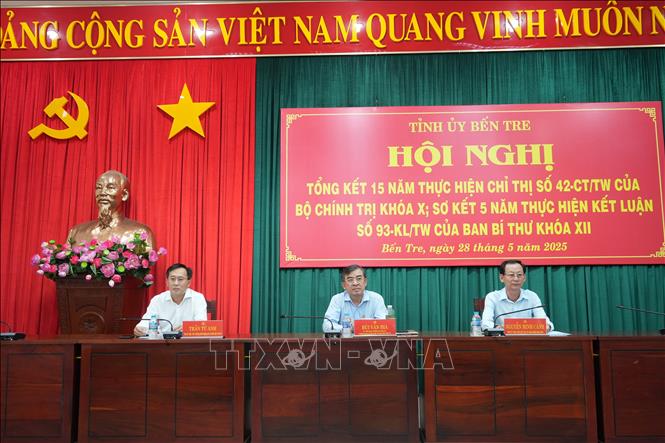 Lãnh đạo Ban Tuyên giáo và Dân vận Tỉnh ủy, UBND tỉnh Bến Tre chủ trì hội nghị. Ảnh: Công Trí-TTXVN