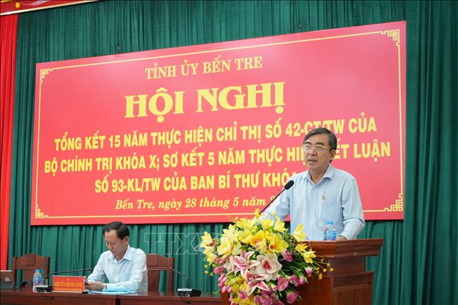 Trưởng Ban Tuyên giáo và Dân vận Tỉnh ủy Bến Tre Bùi Văn Bia phát biểu tại hội nghị. Ảnh: Công Trí-TTXVN
