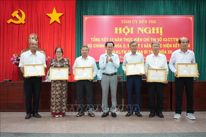 Phó Chủ tịch UBND tỉnh Bến Tre Nguyễn Minh Cảnh trao Bằng khen cho các tập thể. Ảnh: Công Trí-TTXVN