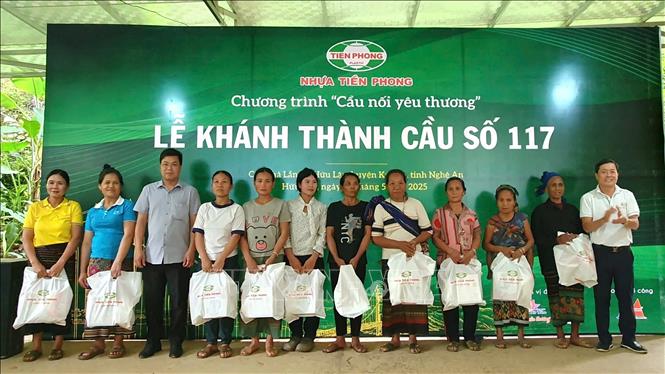 240 suất quà được Công ty Cổ phần Nhựa Thiếu niên Tiền Phong tặng cho người dân xã Hữu Lập. Ảnh: TTXVN phát