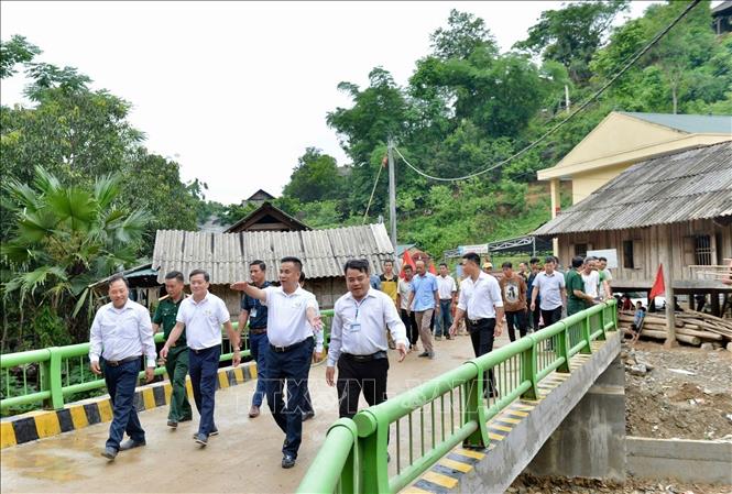 Cầu nối yêu thương, cơ hội thay đổi cuộc sống rộng mở hơn, diện mạo của địa phương cũng sẽ sớm được khởi sắc. Ảnh: TTXVN phát