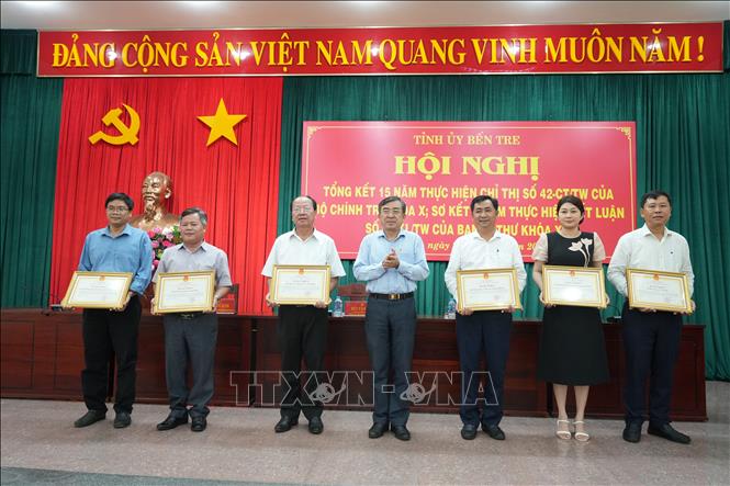 Trưởng Ban Tuyên giáo và Dân vận Tỉnh ủy Bùi Văn Bia trao Bằng khen cho các cá nhân. Ảnh: Công Trí-TTXVN
