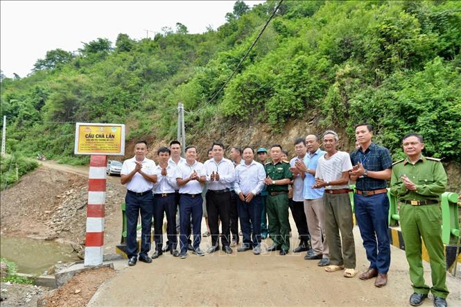 Cây cầu được hoàn thiện đã thắp sáng lên hy vọng của bà con nhân dân xã Hữu Lập. Ảnh: TTXVN phát
