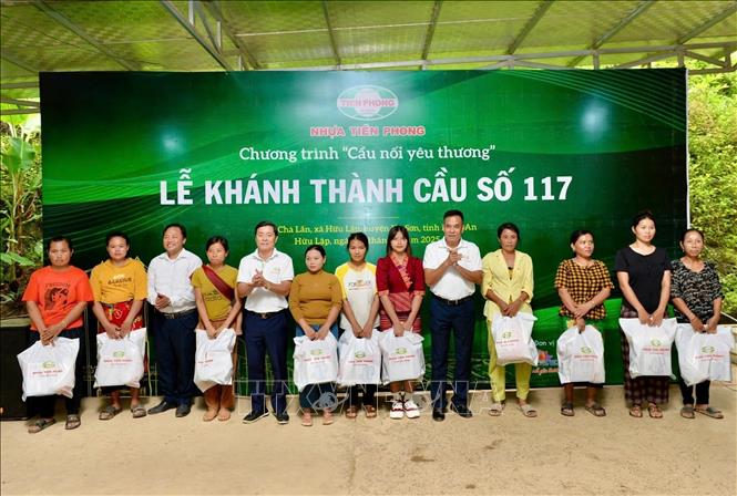 Công ty Cổ phần Nhựa Thiếu niên Tiền Phong tặng 240 suất quà cho người dân xã Hữu Lập. Ảnh: TTXVN phát